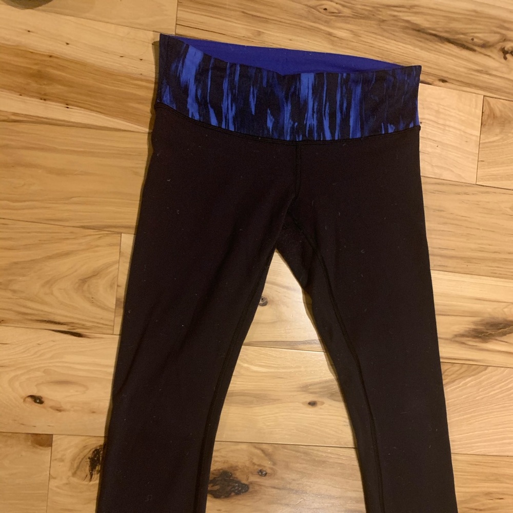 Lululemon women’s  cropped leggings (reversible )